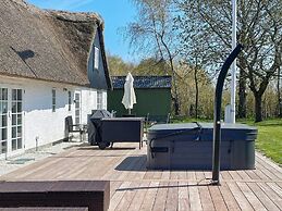 Idyllic Thatched Cottage Retreat-by Traum
