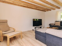 Idyllic Thatched Cottage Retreat-by Traum
