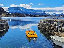 10 Person Holiday Home in Midsund