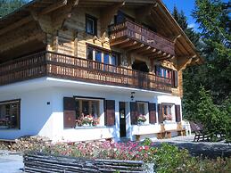 Outstanding Chalet for Groups South Facing Breathtaking Views all Year