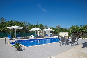 Stunning new Beach Front Villa,1st Line to the Beach, Large Pool, Wond