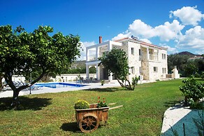 Stunning new Beach Front Villa,1st Line to the Beach, Large Pool, Wond