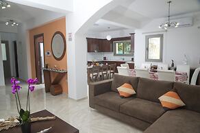 Stunning new Beach Front Villa,1st Line to the Beach, Large Pool, Wond