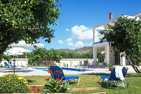 Stunning new Beach Front Villa,1st Line to the Beach, Large Pool, Wond