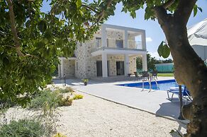 Stunning new Beach Front Villa,1st Line to the Beach, Large Pool, Wond