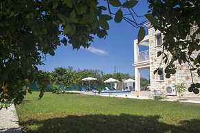 Stunning new Beach Front Villa,1st Line to the Beach, Large Pool, Wond