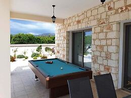 Stunning new Beach Front Villa,1st Line to the Beach, Large Pool, Wond