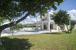 Stunning new Beach Front Villa,1st Line to the Beach, Large Pool, Wond