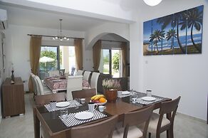 Stunning new Beach Front Villa,1st Line to the Beach, Large Pool, Wond