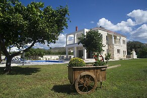 Stunning new Beach Front Villa,1st Line to the Beach, Large Pool, Wond