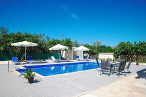 Stunning new Beach Front Villa,1st Line to the Beach, Large Pool, Wond