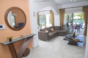 Stunning new Beach Front Villa,1st Line to the Beach, Large Pool, Wond