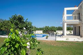Stunning new Beach Front Villa,1st Line to the Beach, Large Pool, Wond