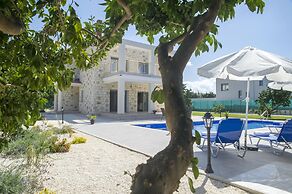 Stunning new Beach Front Villa,1st Line to the Beach, Large Pool, Wond