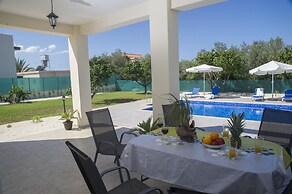 Stunning new Beach Front Villa,1st Line to the Beach, Large Pool, Wond