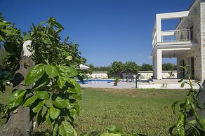 Stunning new Beach Front Villa,1st Line to the Beach, Large Pool, Wond