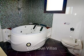 Amazing Luxury Villa, Enormous Heated Pool Jacuzzi, Gym, Games Room In