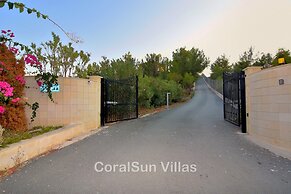 Amazing Luxury Villa, Enormous Heated Pool Jacuzzi, Gym, Games Room In