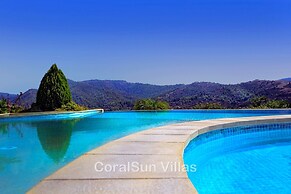 Amazing Luxury Villa, Enormous Heated Pool Jacuzzi, Gym, Games Room In