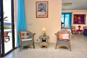 Amazing Luxury Villa, Enormous Heated Pool Jacuzzi, Gym, Games Room In