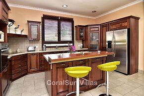 Amazing Luxury Villa, Enormous Heated Pool Jacuzzi, Gym, Games Room In