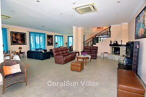 Amazing Luxury Villa, Enormous Heated Pool Jacuzzi, Gym, Games Room In