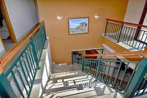 Amazing Luxury Villa, Enormous Heated Pool Jacuzzi, Gym, Games Room In