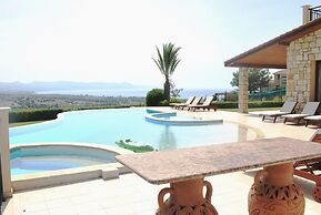 Amazing Luxury Villa, Enormous Heated Pool Jacuzzi, Gym, Games Room In