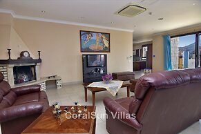Amazing Luxury Villa, Enormous Heated Pool Jacuzzi, Gym, Games Room In