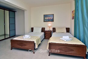 Amazing Luxury Villa, Enormous Heated Pool Jacuzzi, Gym, Games Room In