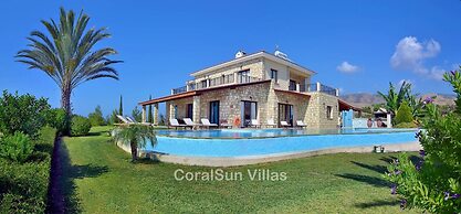 Amazing Luxury Villa, Enormous Heated Pool Jacuzzi, Gym, Games Room In