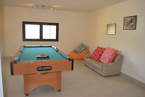 Amazing Luxury Villa, Enormous Heated Pool Jacuzzi, Gym, Games Room In