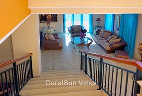 Amazing Luxury Villa, Enormous Heated Pool Jacuzzi, Gym, Games Room In