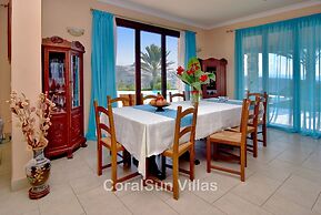 Amazing Luxury Villa, Enormous Heated Pool Jacuzzi, Gym, Games Room In