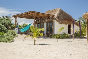 Room in Bungalow - El Secrereto Ocean Front Cabin