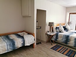 Cozy Triple Room With King Sized bed and Single Bed, Near Bloemfontein