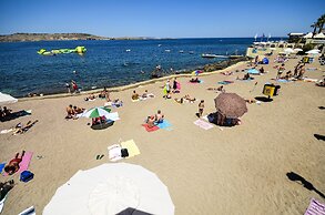 Getawaysmalta - Blue Harbour 2 Seafront 3-bedroom Apt With Large Back 