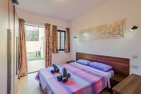 Getawaysmalta - Blue Harbour 2 Seafront 3-bedroom Apt With Large Back 