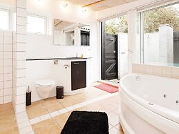 6 Person Holiday Home in Dronningmolle-by Traum