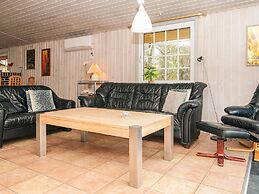 6 Person Holiday Home in Hemmet