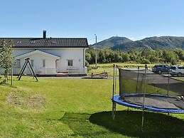 8 Person Holiday Home in Oksvoll