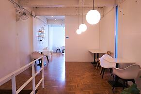 Two Gals And The Pig - Hostel