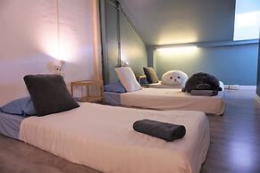 Two Gals And The Pig - Hostel