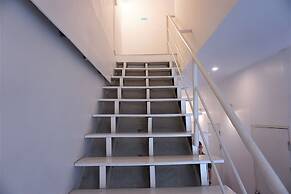 Two Gals And The Pig - Hostel