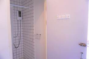 Two Gals And The Pig - Hostel