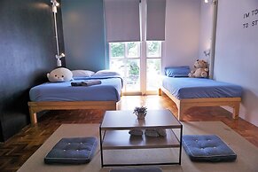 Two Gals And The Pig - Hostel