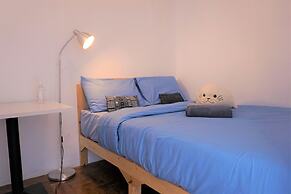 Two Gals And The Pig - Hostel