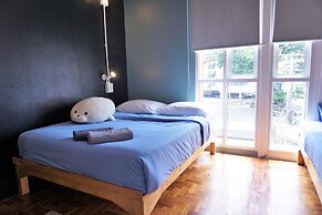 Two Gals And The Pig - Hostel