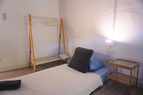 Two Gals And The Pig - Hostel