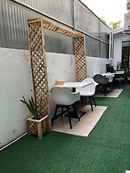 Two Gals And The Pig - Hostel